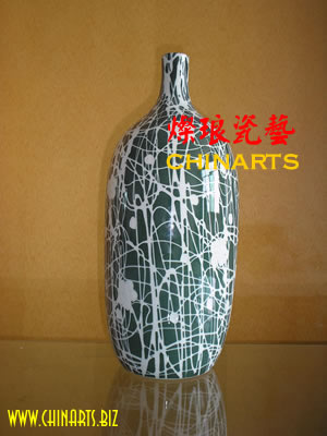 绿釉刻花装饰瓶