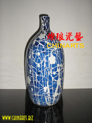 蓝釉刻花装饰瓶