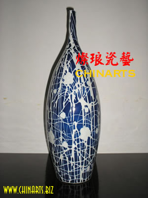 蓝釉刻花装饰瓶