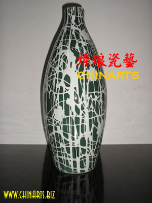 绿釉刻花装饰瓶
