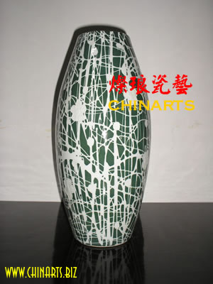 绿釉刻花花瓶