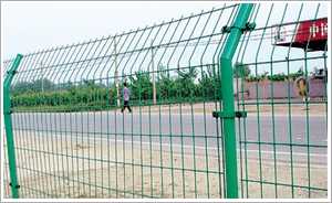 护栏网,公路护栏网,隔离栅,铁路护栏网-河北省安平县万基丝网厂！