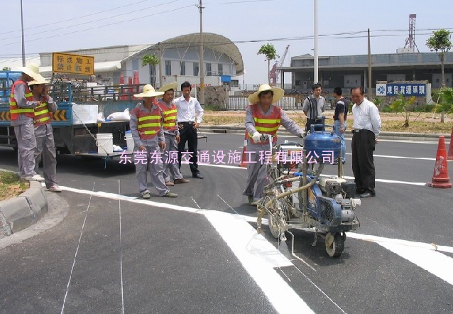 供应公路标线、东莞道路划线、东莞公路划线工程、深圳道路划线施工、车位划线、