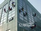上海浦东区办公大厦外墙玻璃翻新公司银城中路外墙清洗去污20225165