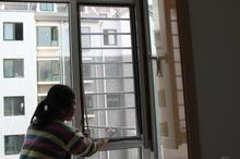 山东烟台天策门窗厂专业加工制作隐形防护纱窗。