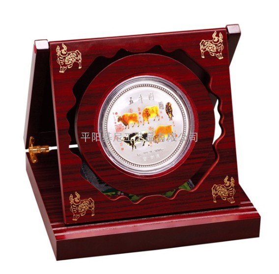 庆祝西藏和平解放纪念章，人物镀银纪念章，铜钱纪念章