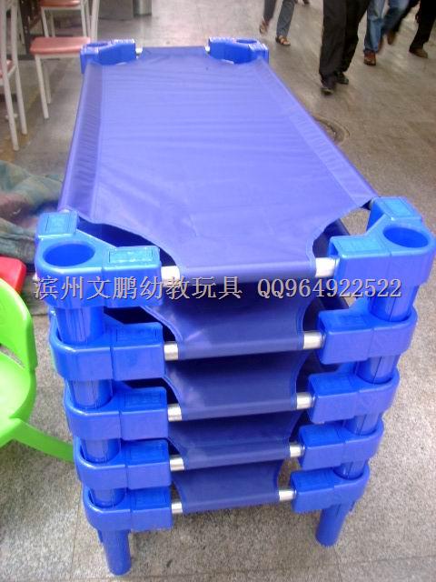 哈尔滨幼儿园玩具，室内小滑梯，塑料桌椅，小床。