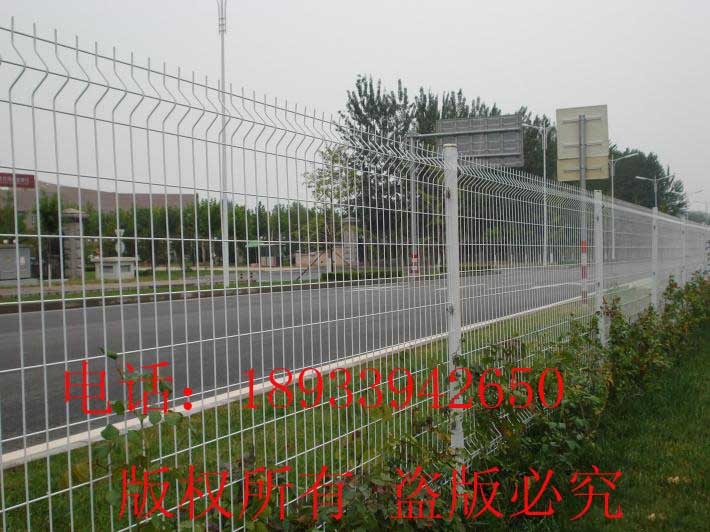 梅州护栏网生产厂家、东莞铁丝网围栏样图、河源高速公路护栏网
