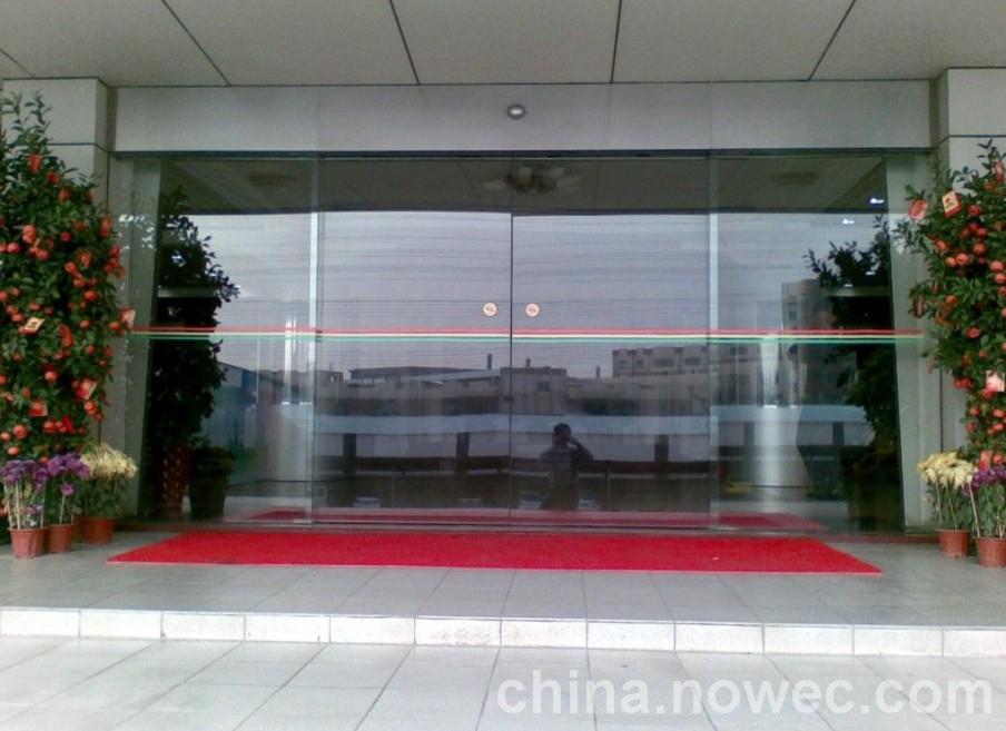 杭州定做钛金玻璃多玛感应门安装吊滑门 写安楼感应门安装