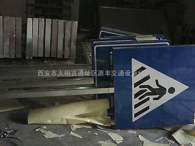 咸阳道路施工牌制作路牌 反光标牌制作Y型单悬臂标志杆 双柱式标志杆18091008546