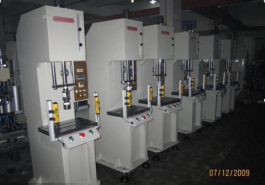深圳油压机生产商--专业生产四柱/单柱液压机