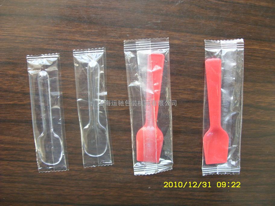 供应枕式包装机 小勺子包装机 一次性勺子包装机 塑料勺子包装机，一次性塑料刀包装机