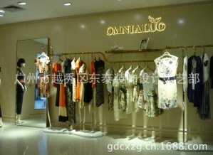 东泰高质量服装货柜展示柜