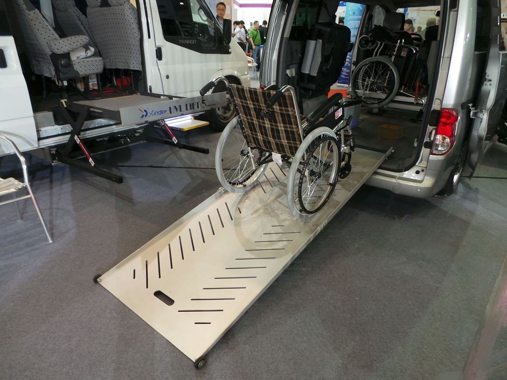 面包车商务车电动翻转轮椅导板