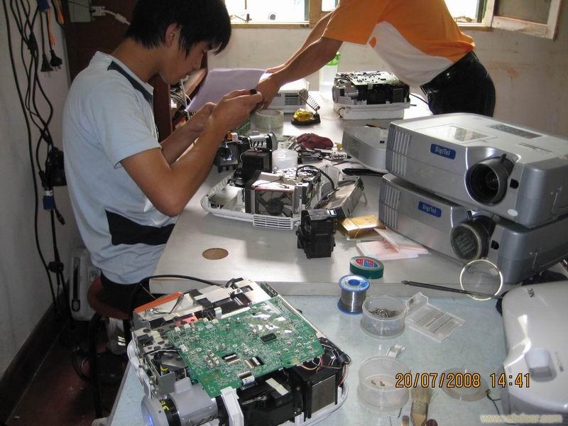 河南郑州定点投影机专业维修、修机器免费除尘