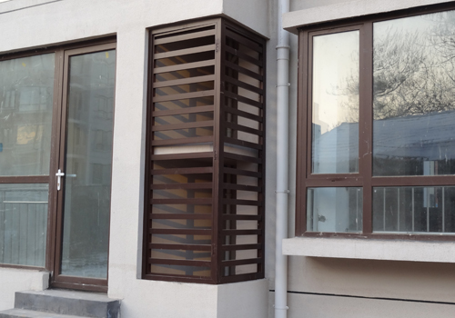 临朐阳台铝合金护栏——[供应]潍坊划算的百叶窗