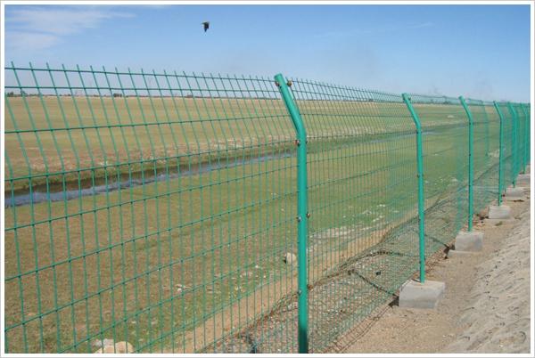 结实耐用的双边丝护栏网 公路护栏网厂家