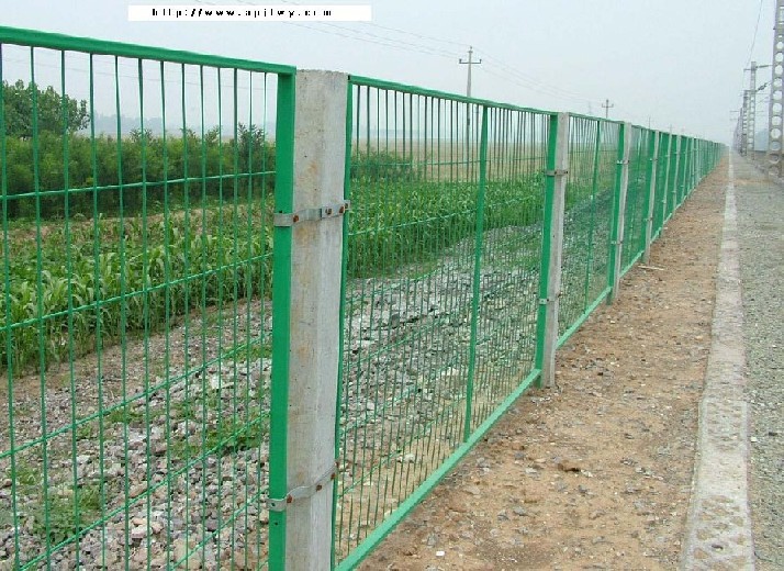供应自己焊的框架护栏网 公路护栏网厂家