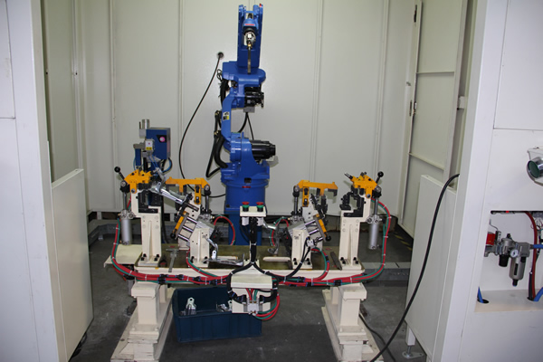 三联焊接设备新品机器人出售