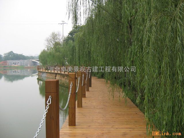 沧州防腐木地板亲水平台安装流程