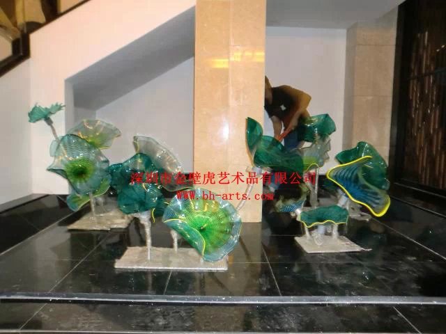 深圳树脂雕塑厂供应透明树脂荷叶雕塑摆件|大型玻璃钢园林雕塑