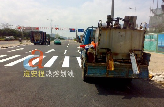 深圳市遵安程交通工程有限公司专业施工斑马线，斑马线施工专业公司