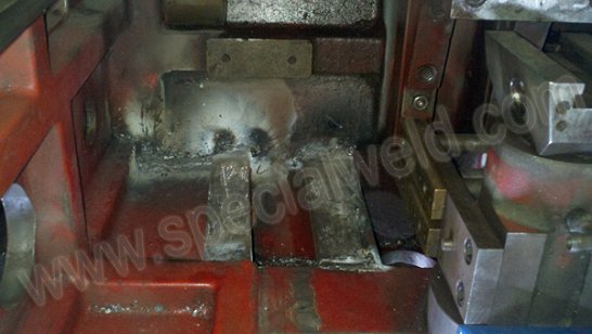 粉末成型压机的铸铁机座焊接