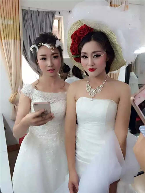 2017年河南南阳化妆培训学校怎么使用双眼皮贴