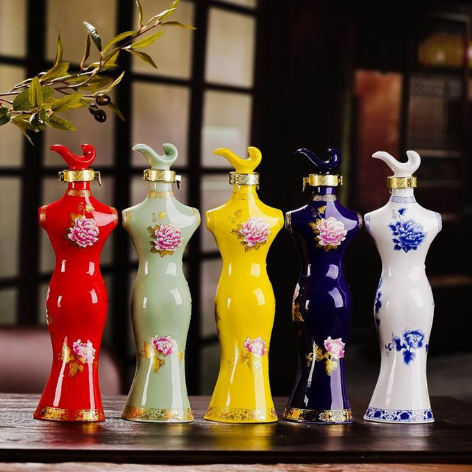 景德镇陶瓷酒瓶，一斤青花酒瓶，旗袍瓷器酒瓶