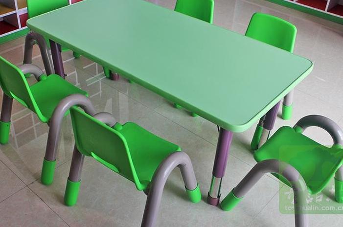 重庆幼儿园儿童塑料教玩具儿童PV板可升降课桌