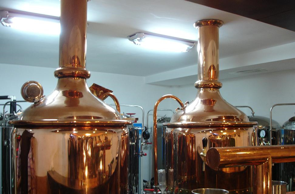 鲜啤生产设备，可酿造淡色比尔森啤酒、小麦啤酒、黑啤酒及英式艾尔等新鲜、绿色、无污染啤酒。
