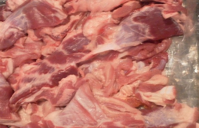 冻英国猪头2093全头，冷冻五花肉，冷冻比利时765猪筒骨价格批发