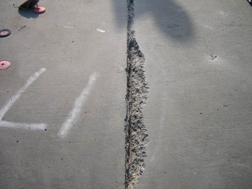水泥地面伸缩缝开裂用哪种材料修补？水泥地面裂缝修补材料与流程