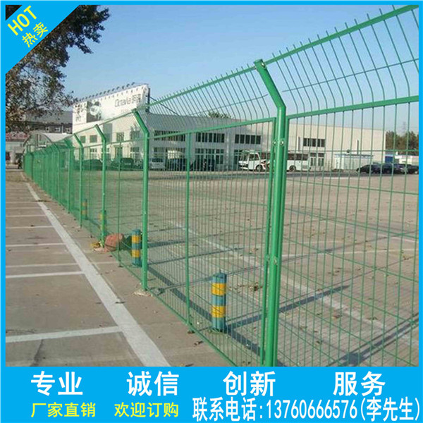 广西护栏网厂，建筑围栏网，镀塑护栏网，护栏材料