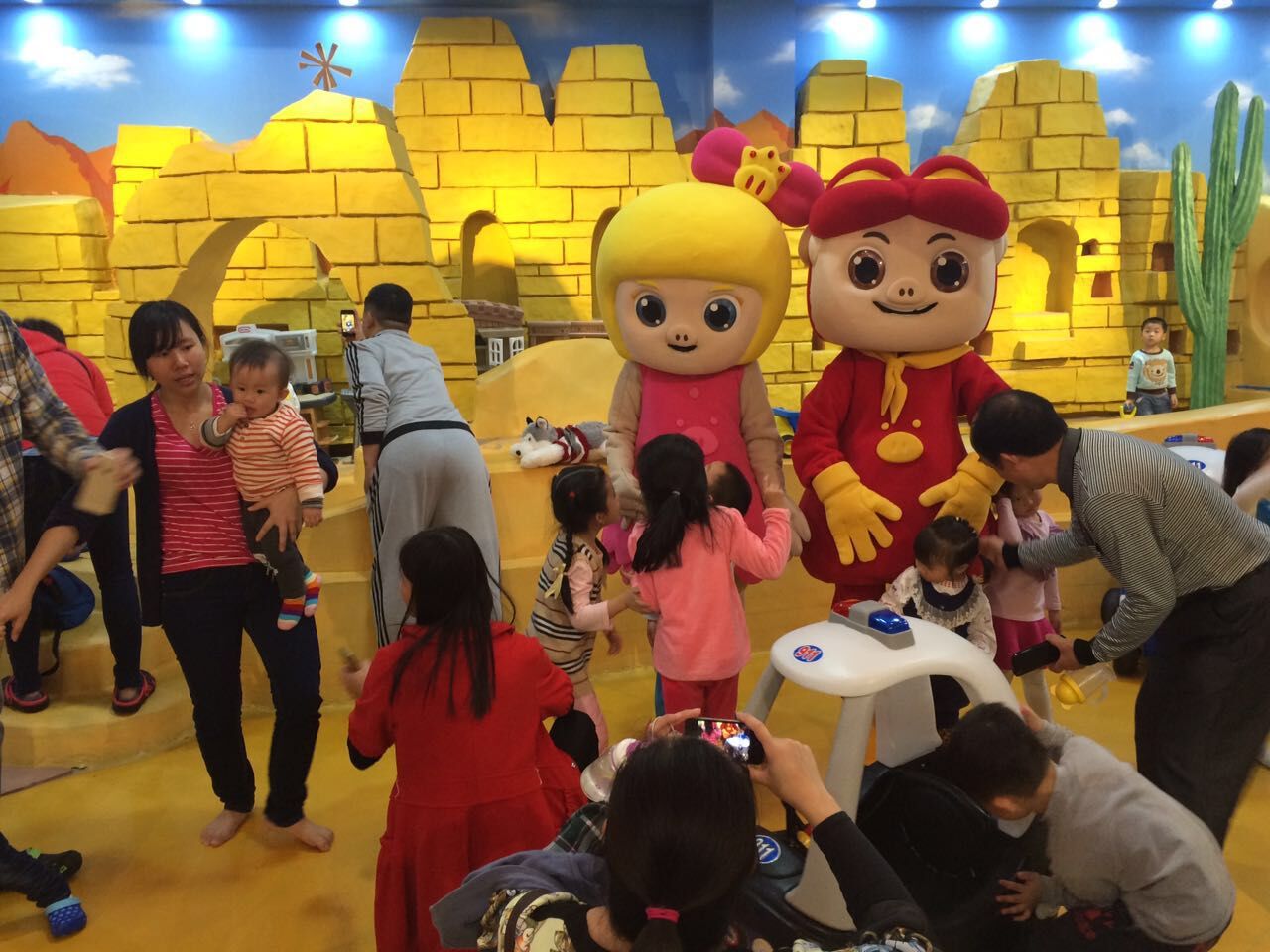 深圳最新淘气堡儿童游乐设备厂家水上◆淘气堡室内供应商X爱乐儿