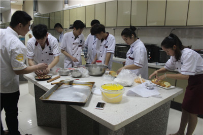 广州哪家蛋糕学校性价比高？东南面包学校