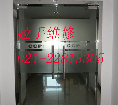 上海普陀区玻璃门门禁维修 地弹簧门维修 门关不到位调试 