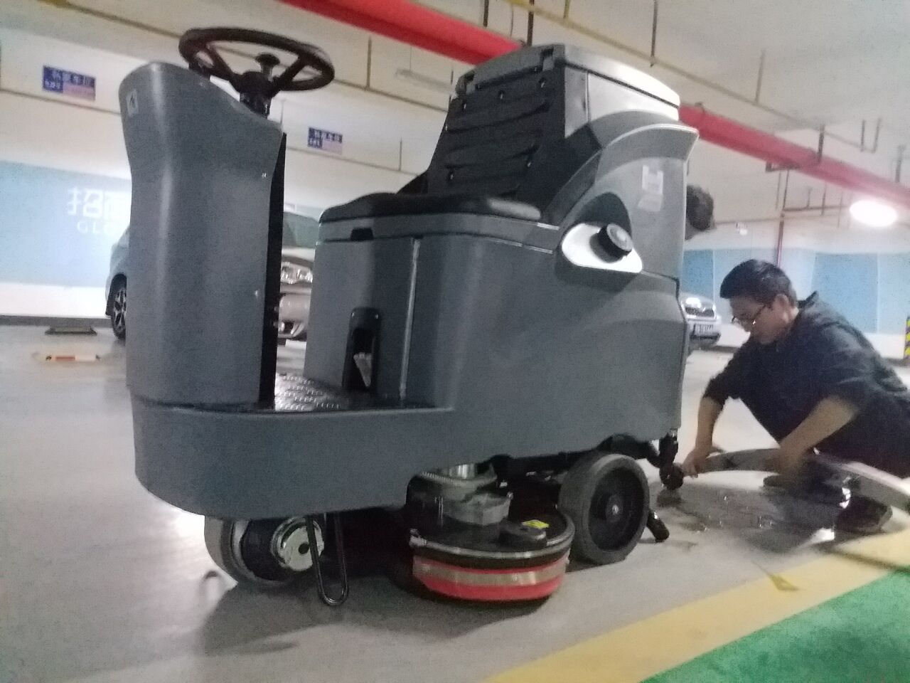 武汉某小区地下车库使用高美驾驶式洗地机GM110BT85
