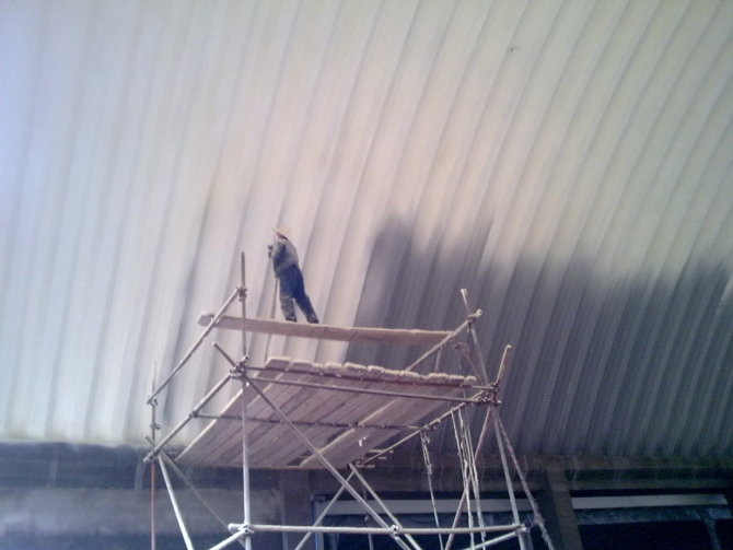 聚氨酯喷涂厂房顶板防冷凝水