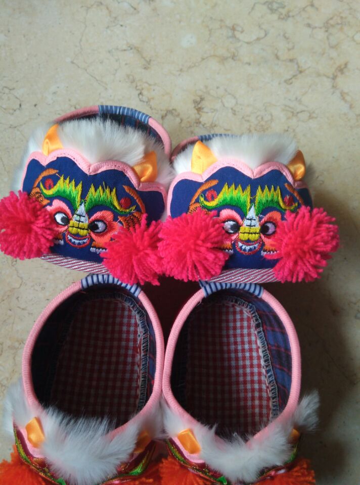中国传统制作婴儿虎头鞋