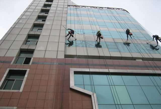 广州萝岗开发区西区洗外墙公司，高空清洗，正规蜘蛛人公司
