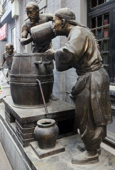 酿酒工人劳动雕塑 中国酒文化主题雕塑 民俗生活场景雕塑 商业景观摆件