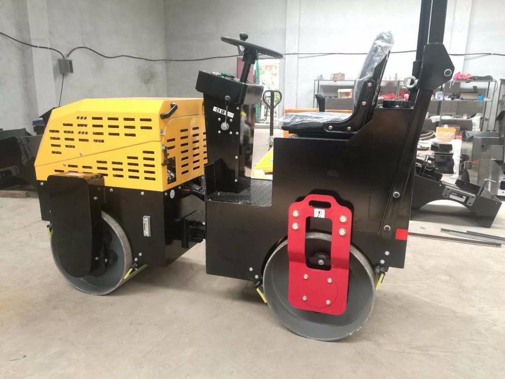 夏季厂家最新研究产品2吨座驾式双钢轮压路机省油