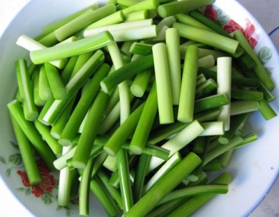 深圳食堂承包里的蒜苔怎么腌制才好吃呢？