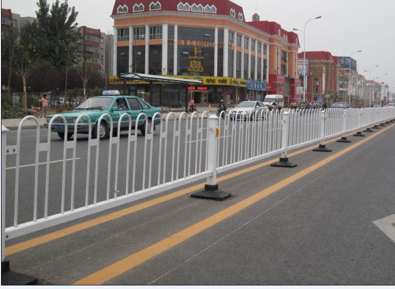 桂林卖M型京式护栏，圆钢圆管护栏，道路隔离栅