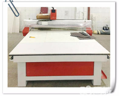 旋转刀非金属材料切割机裁床，可用于生产汽车脚垫，尾箱垫，360软包
