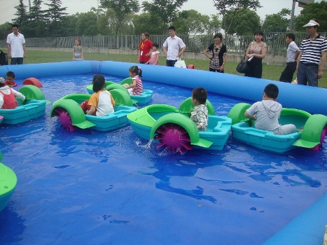 夏日安全戏水娱乐的充气水池出租水上冰山儿童手摇船租赁