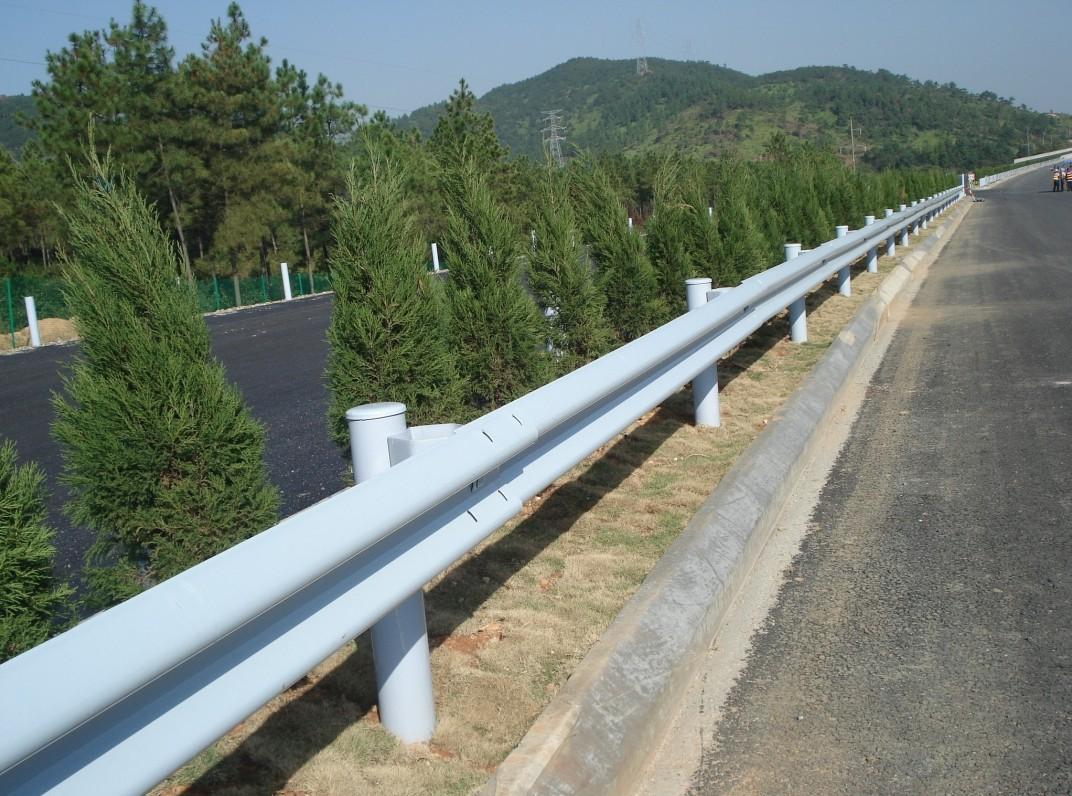 三亚高速防撞护栏 公路波形梁护栏 海口县道护栏 路侧防护板