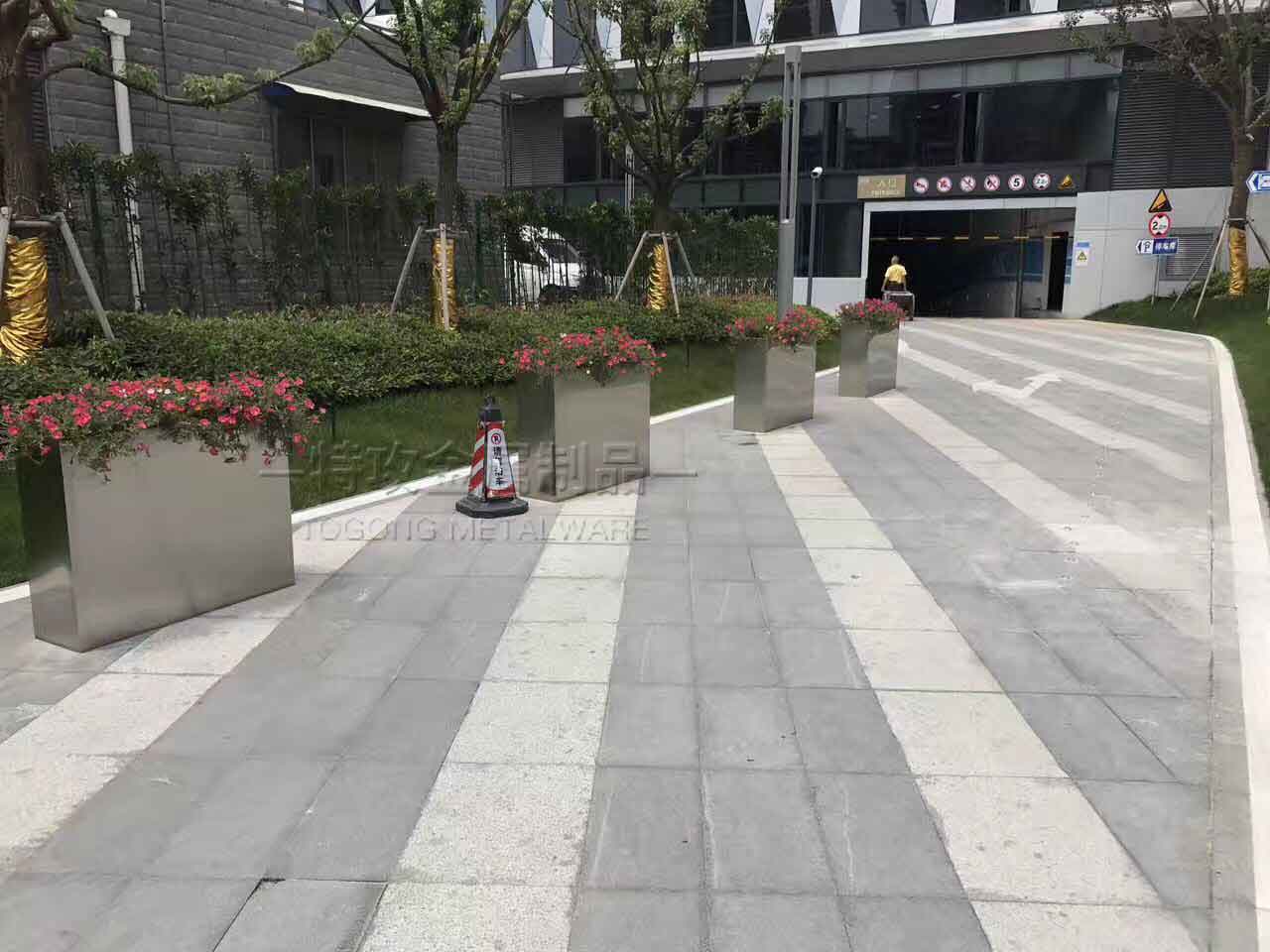 【特攻不锈钢花盆花箱厂】_安徽道路绿化大花箱