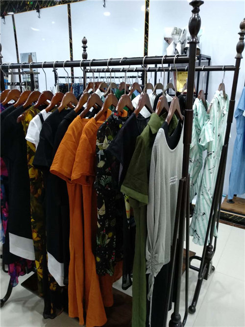 加盟什么服装店，，广州伊林服装有限公司女装多家店成功